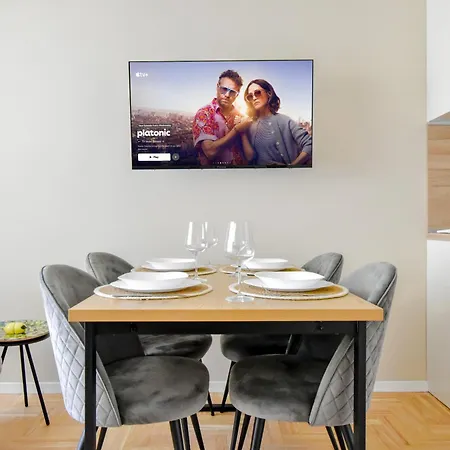 Sunny With Balcony By Flat Mаnager Lägenhet *